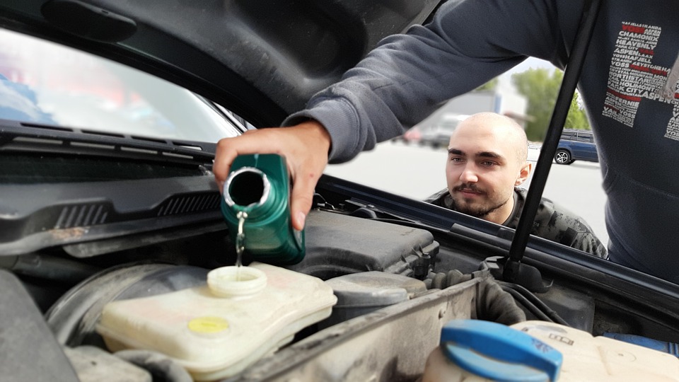 Zašto je višak ulja u motoru automobila opasan